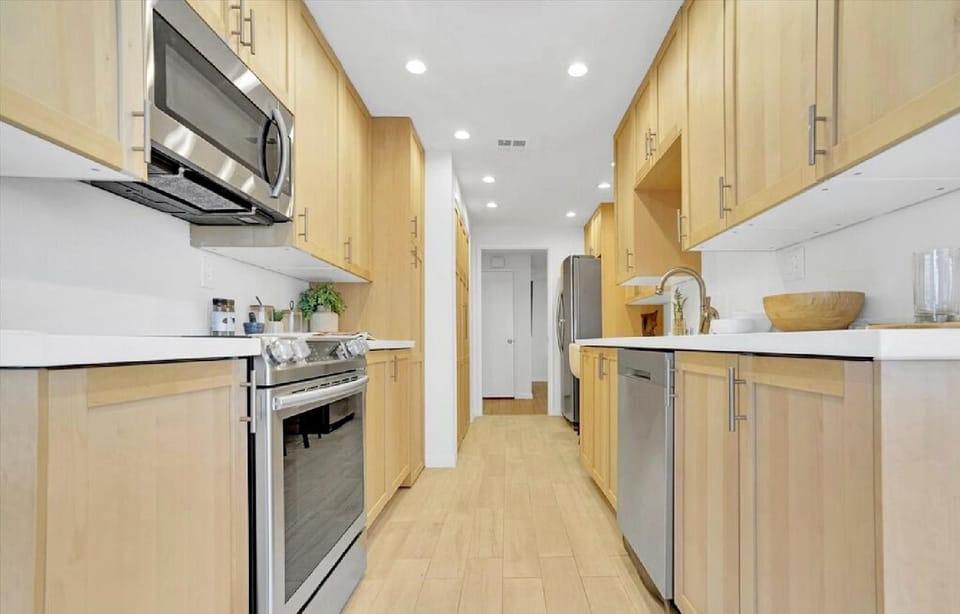 Two Bedroom Residence with Resort Style Amenities Apartment in Beverly Hills
