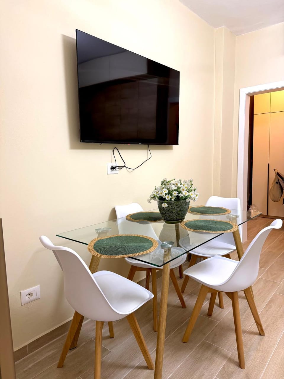 TV and multimedia, Living room, Seating area, Dining area