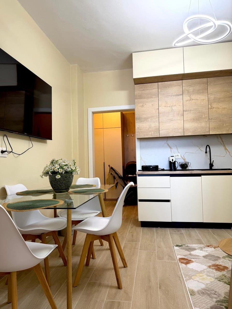 TV and multimedia, Kitchen or kitchenette, Living room, Seating area, Dining area, stove