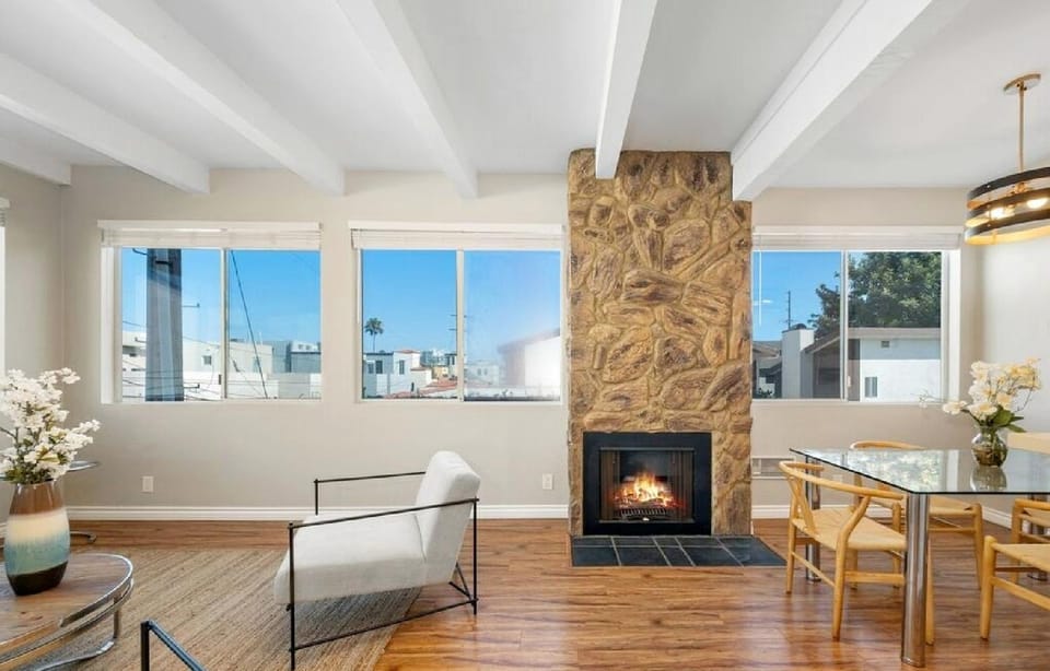 Two Bedroom Beachside Residence with Rooftop Views Apartment in Venice Beach