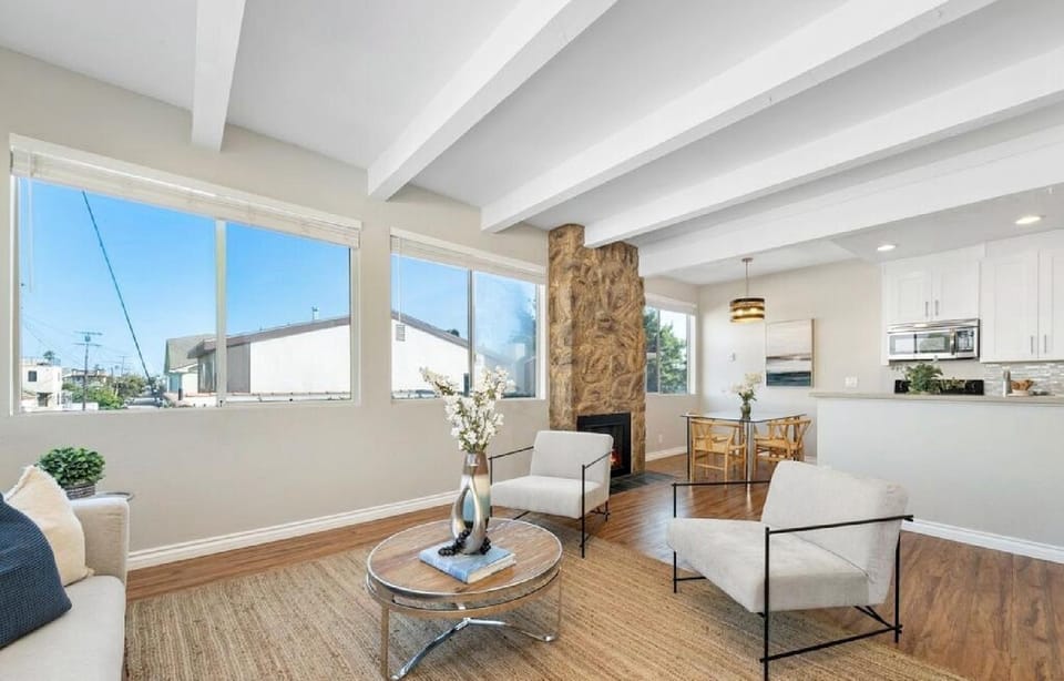 Two Bedroom Beachside Residence with Rooftop Views Apartment in Venice Beach