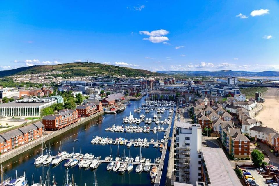 Swansea Marina & Beach Retreat - 3 Bed & Parking House in Swansea