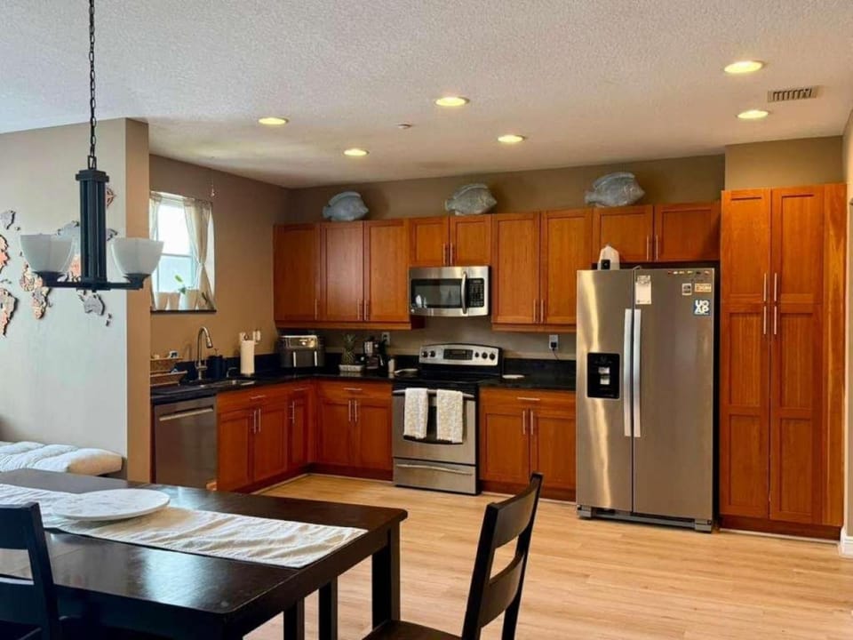 Kitchen or kitchenette, dishwasher, stove