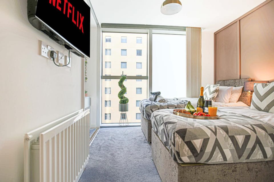 Bed, TV and multimedia, Bedroom