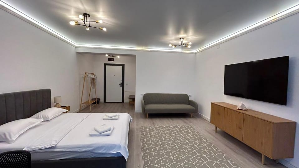 Bed, TV and multimedia, Bedroom