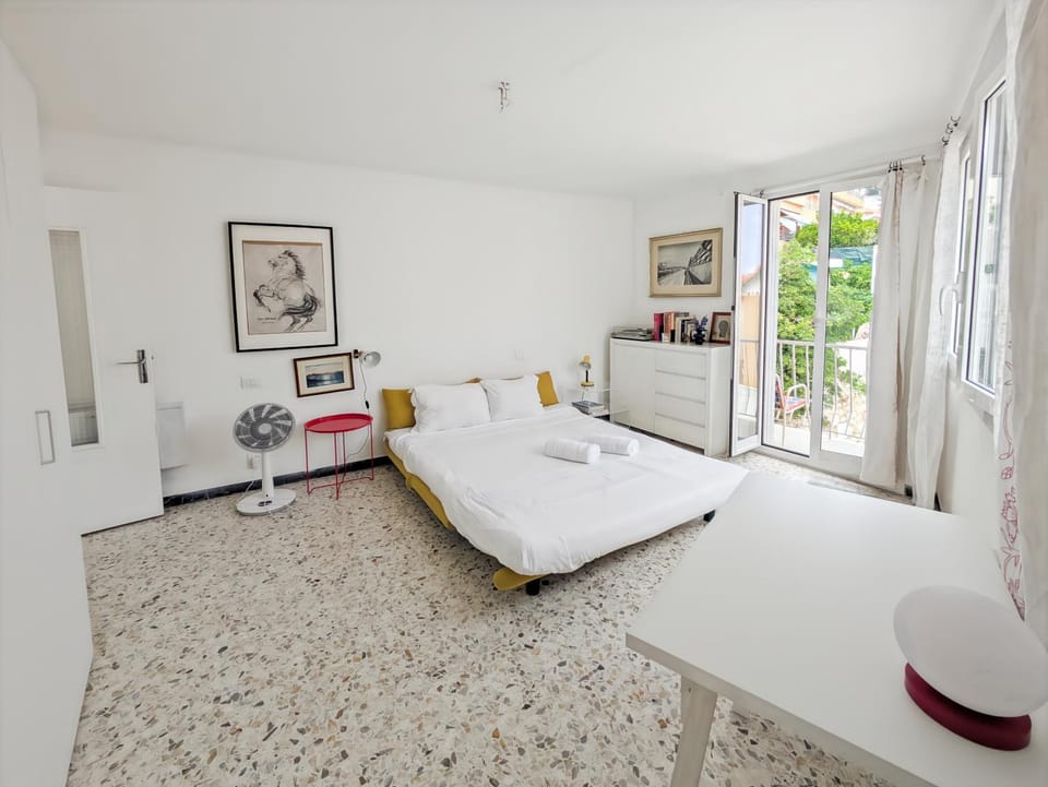Bed, Photo of the whole room, Seating area, Bedroom