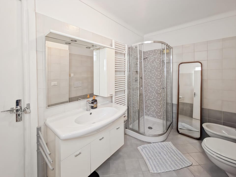 Shower, Toilet, Bathroom, towels