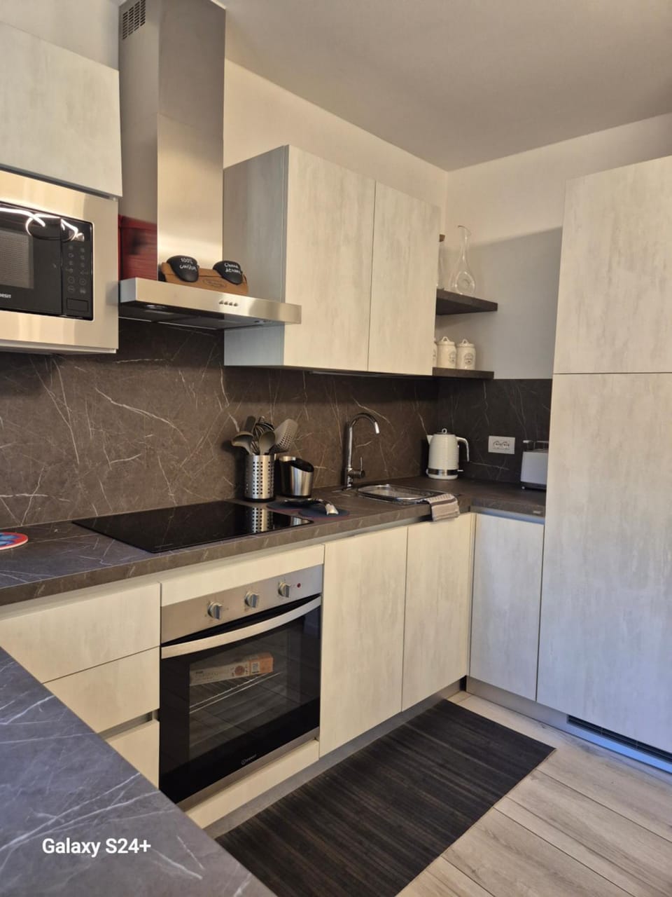 Coffee/tea facilities, Kitchen or kitchenette, dishwasher, microwave, oven, stove, toaster