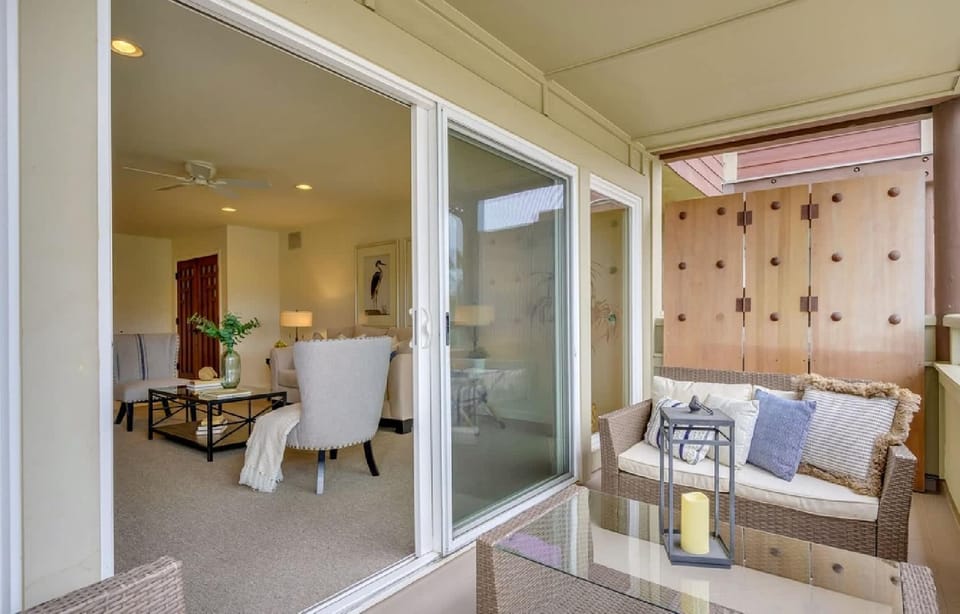 Two Bedroom Coastal Residence with Pool Access Apartment in Marina del Rey