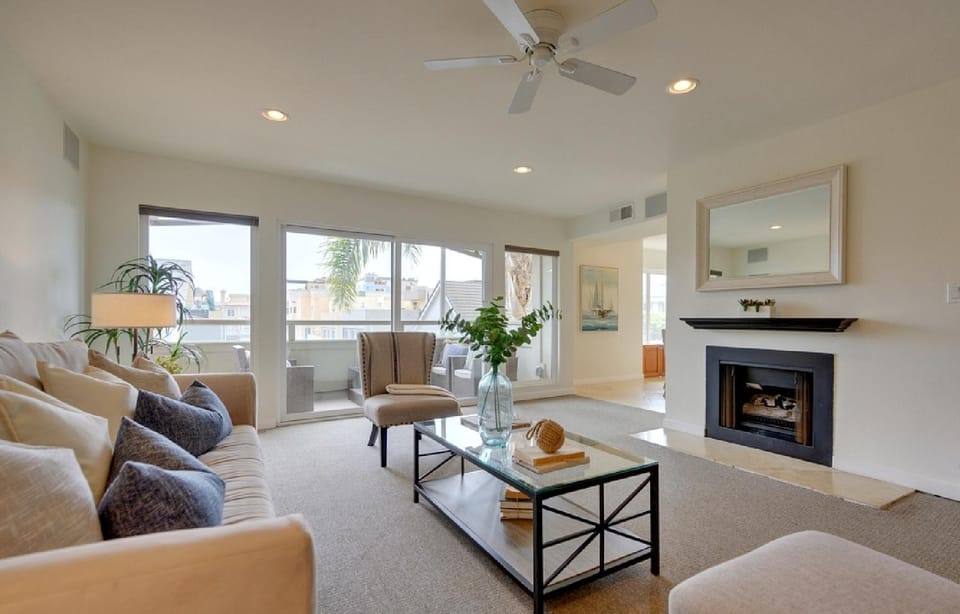 Two Bedroom Coastal Residence with Pool Access Apartment in Marina del Rey