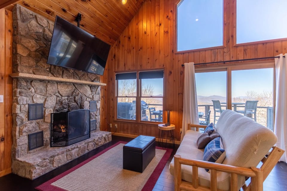 Owen's Perch - pet friendly big views near downtown Boone House in Brushy Fork