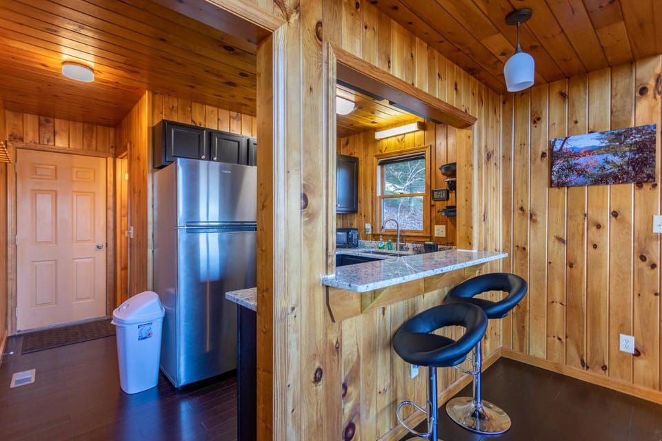 Owen's Perch - pet friendly big views near downtown Boone House in Brushy Fork