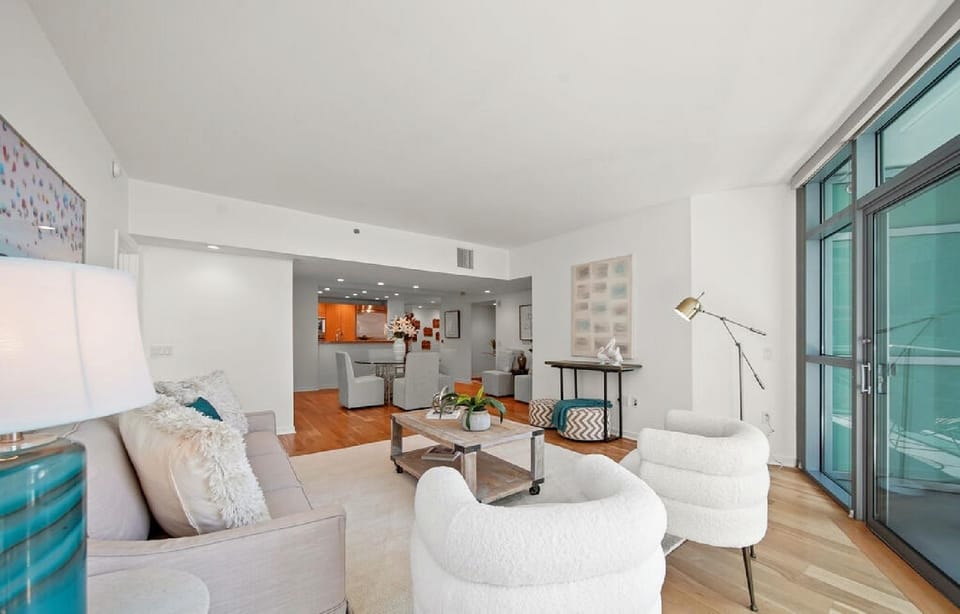 Two Bedroom High Rise Residence with Marina Views Apartment in Marina del Rey
