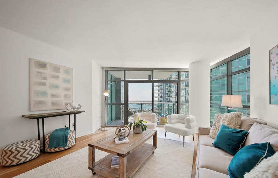 Two Bedroom High Rise Residence with Marina Views Apartment in Marina del Rey