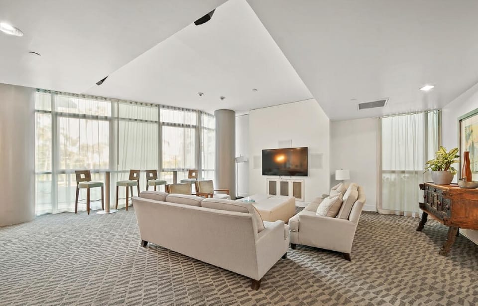 Two Bedroom High Rise Residence with Marina Views Apartment in Marina del Rey