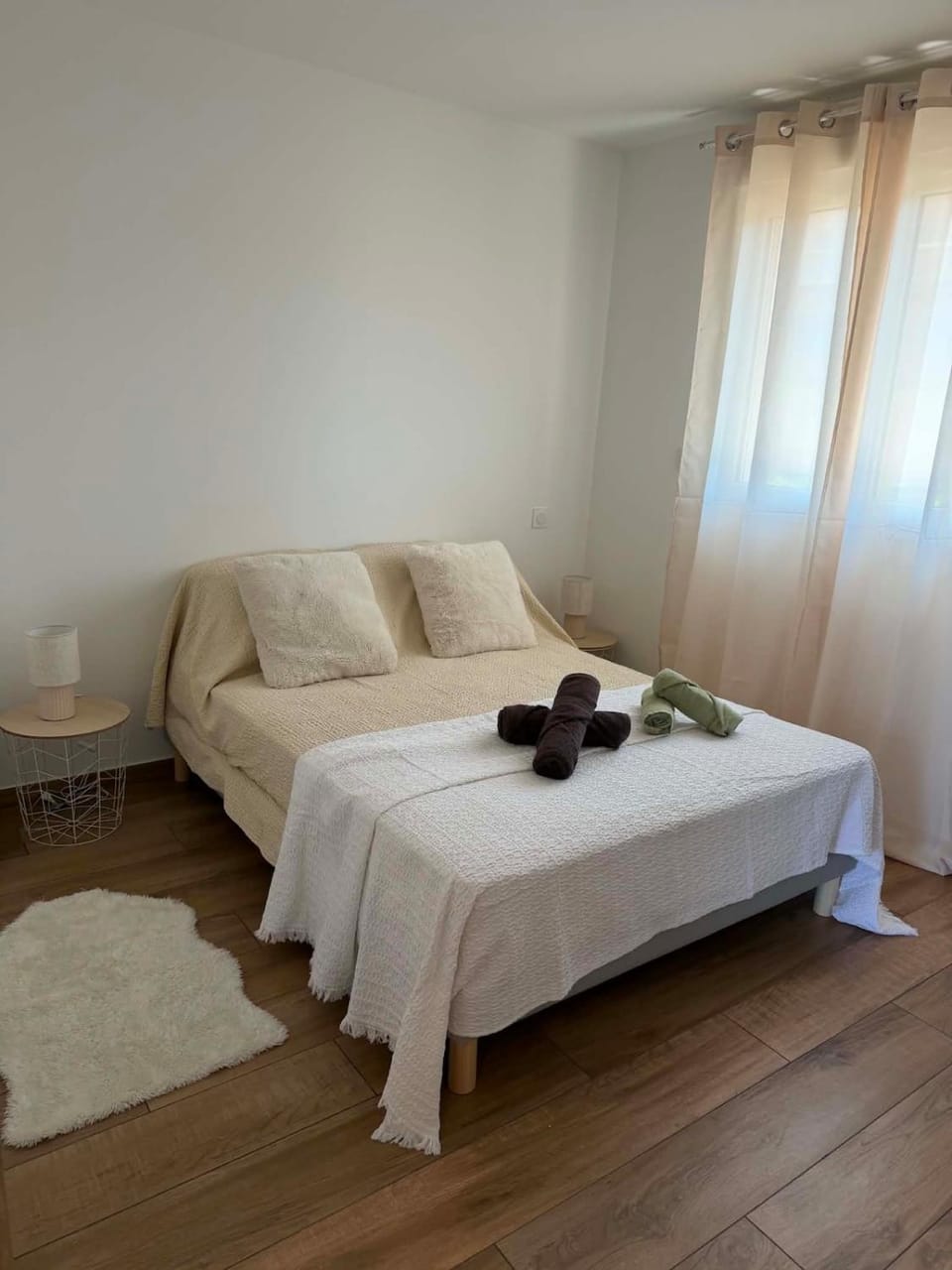 Bed, Photo of the whole room, Bedroom, towels