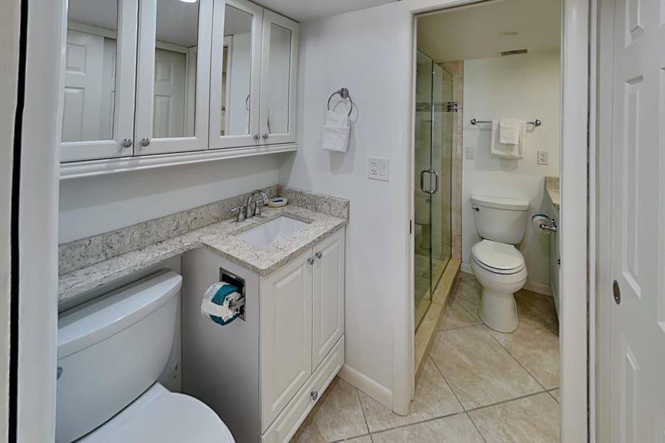 Shower, Toilet, Bathroom, towels, washing machine