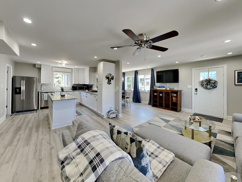 TV and multimedia, Kitchen or kitchenette, Living room, Seating area, furniture