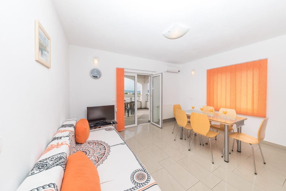 TV and multimedia, Living room, Seating area, Dining area, air conditioner