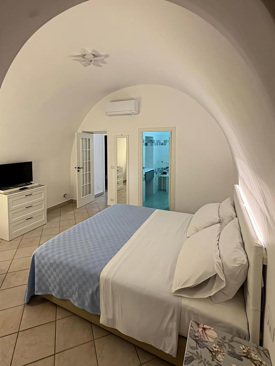 Bed, TV and multimedia, Bedroom