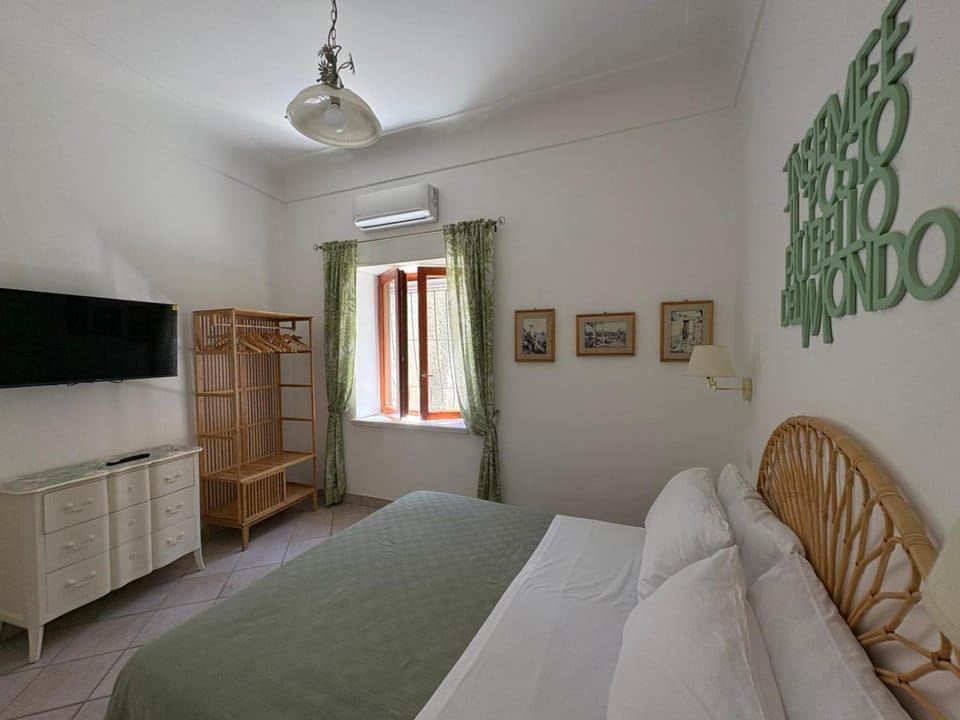 Bed, TV and multimedia, Photo of the whole room, air conditioner