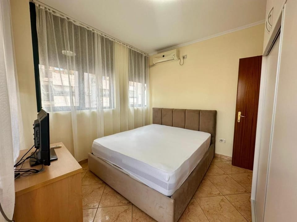 Bed, TV and multimedia, Photo of the whole room, Bedroom, air conditioner