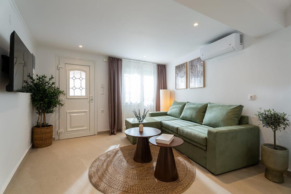 TV and multimedia, Living room, Seating area, air conditioner