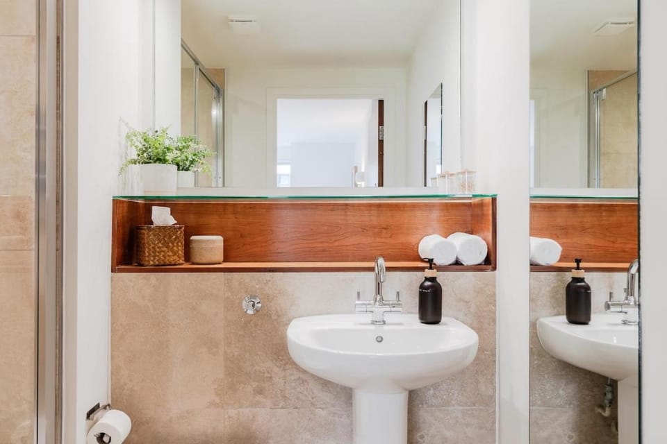 Toilet, Bathroom, towels