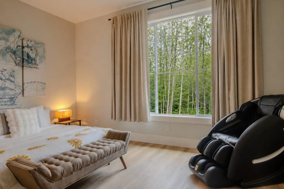 Chic Boutique Stay-Hot Tub & Massage Chair, EV Country House in Netarts