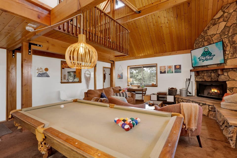Billiard, TV and multimedia, Living room, Seating area