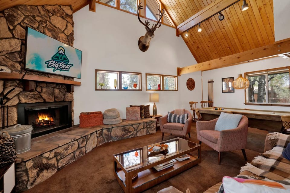 Billiard, TV and multimedia, Living room, Seating area