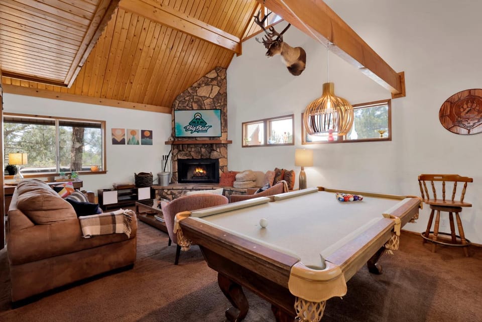 Billiard, TV and multimedia, Living room, Seating area