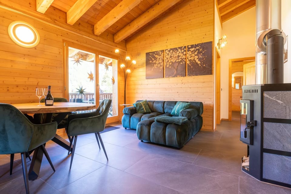 Living room, Dining area, fireplace