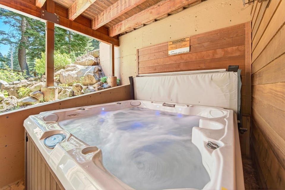Adventure Lodge by Tahoe Getaways- 6 BR, Large Game Room, Hot Tub House in Truckee