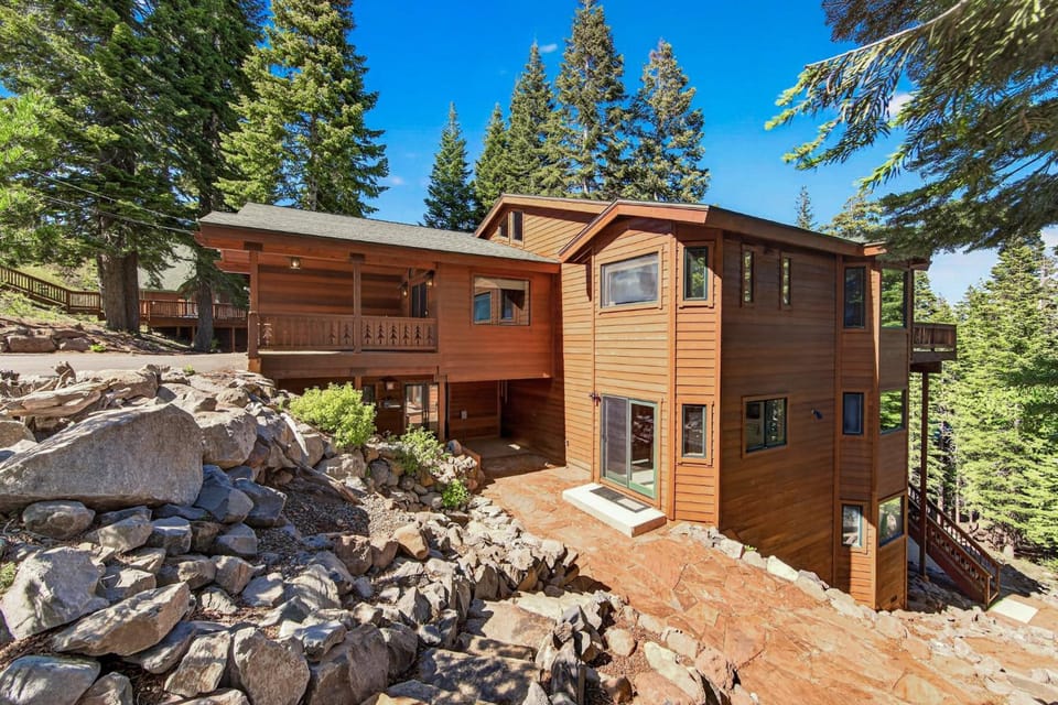 Adventure Lodge by Tahoe Getaways- 6 BR, Large Game Room, Hot Tub House in Truckee