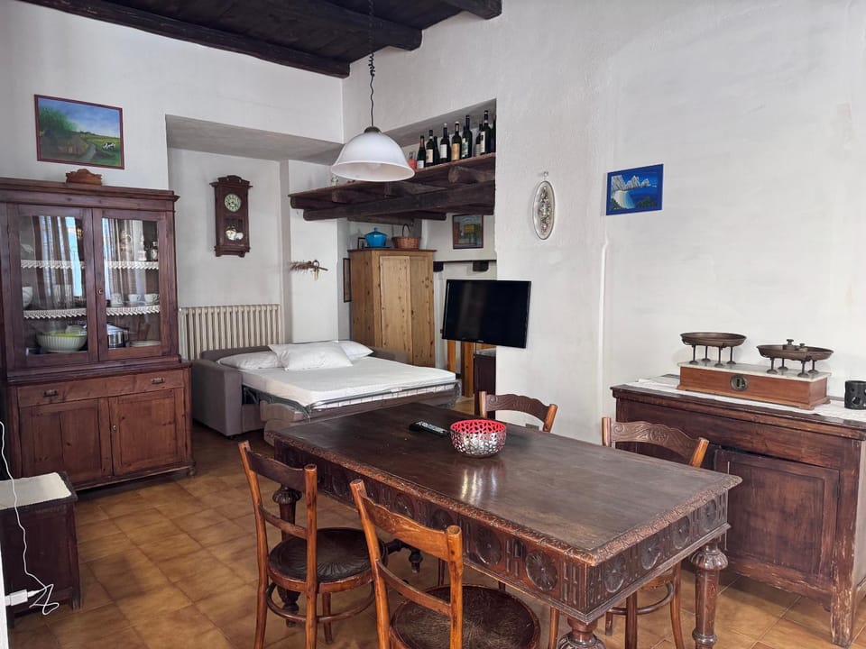 Photo of the whole room, Dining area