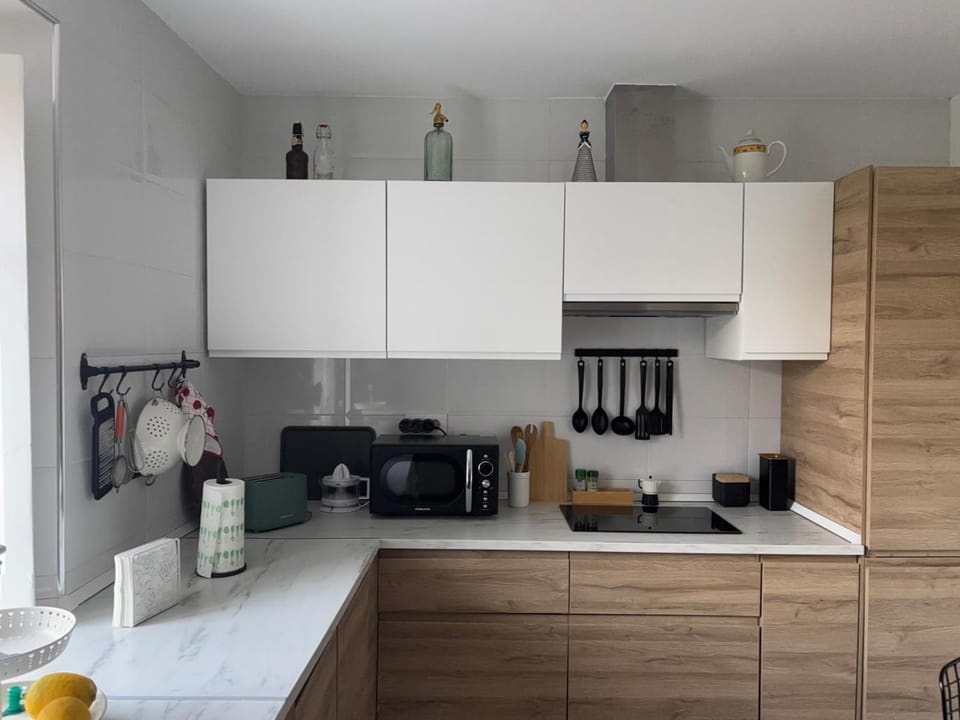 Coffee/tea facilities, Kitchen or kitchenette, stove