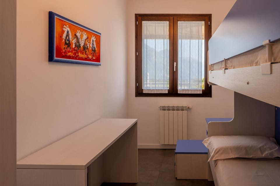 Bedroom, bunk bed