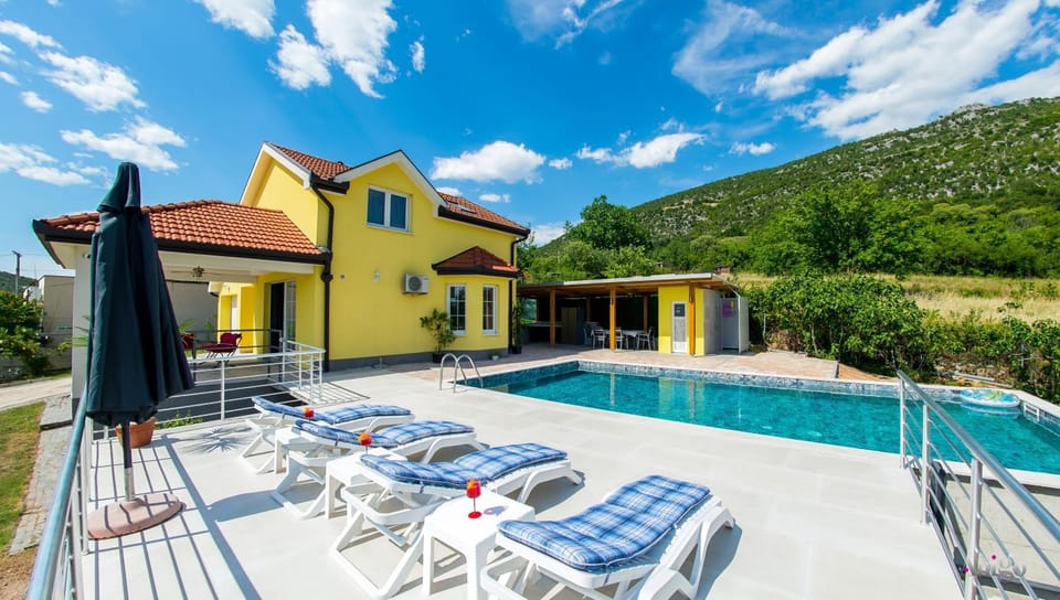 Property building, Patio, Natural landscape, Mountain view, Pool view, Swimming pool, sunbed