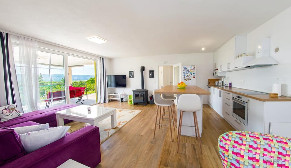 TV and multimedia, Kitchen or kitchenette, Living room, Seating area, Dining area, oven, stove