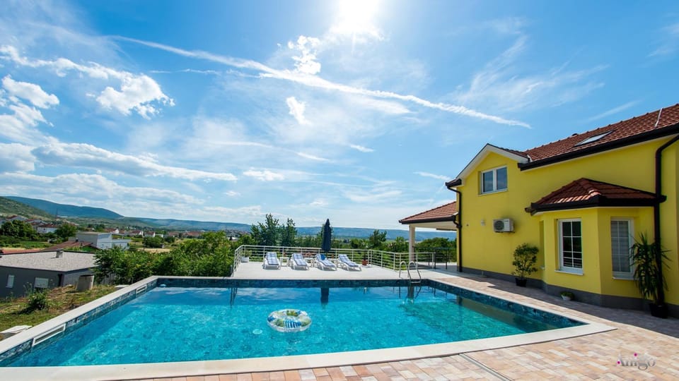 Property building, Natural landscape, Mountain view, Pool view, Swimming pool, sunbed