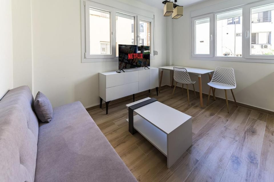 Modern 1BR City Apartment with Fast WiFi Sleeps 3 Apartment in Thessaloniki