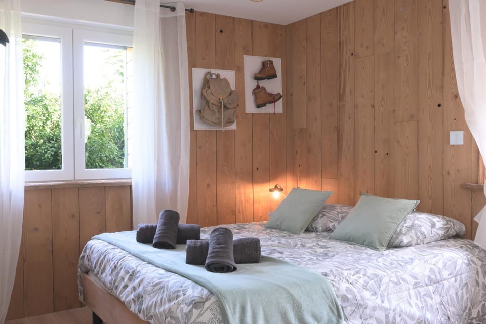 Bed, Photo of the whole room, Bedroom, towels