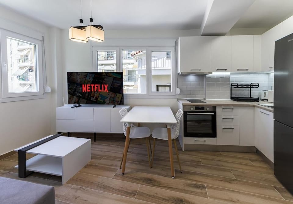 Bright 1BR City Stay for 3 Fast WiFi Smart TV Apartment in Thessaloniki