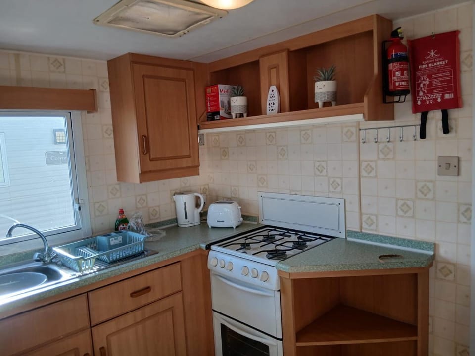 Kitchen or kitchenette, microwave, oven, stove