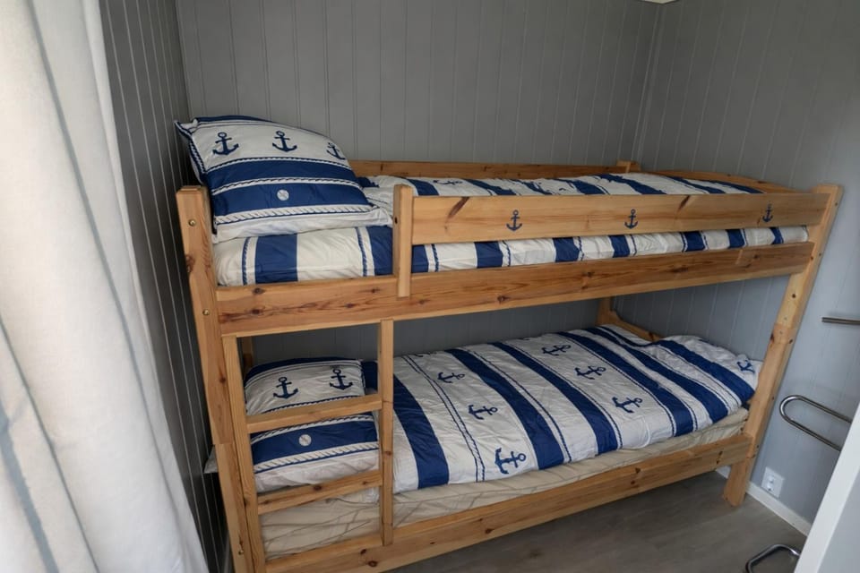 Bedroom, bunk bed