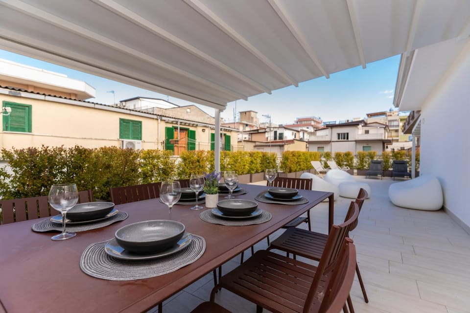 Property building, Day, Balcony/Terrace, Dining area