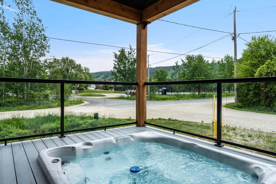 High-Tech Mountain Luxury Fitness Hot Tub & BBQ Chalet in Grey Highlands