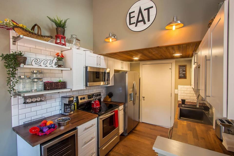 Rustic-Modern Townhome A - Ivy Wild Downtown House in Colorado Springs