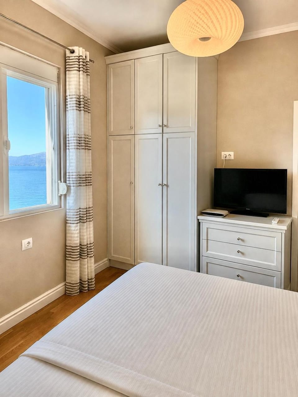 Bed, Photo of the whole room, Sea view, wardrobe